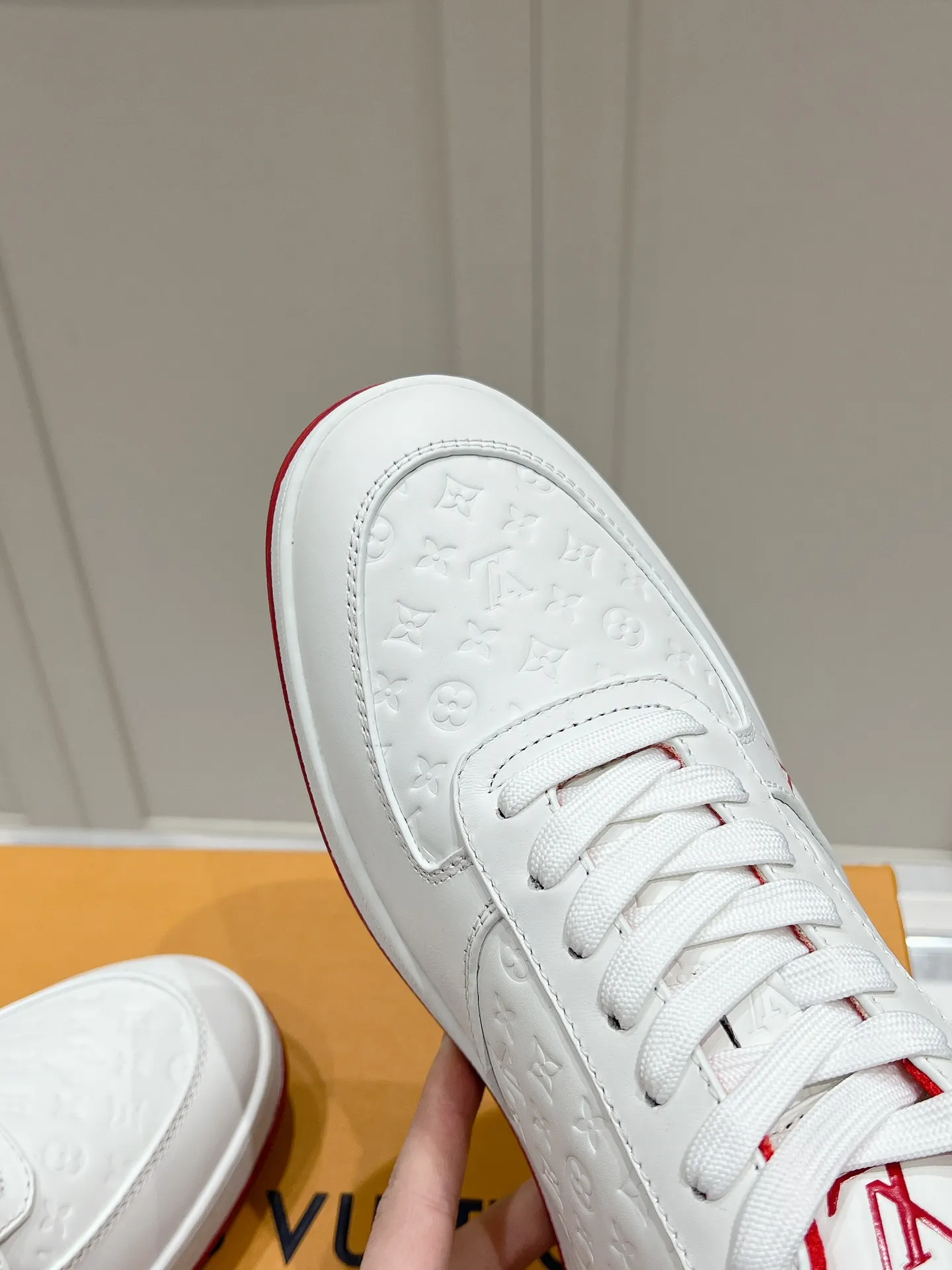 👟👟Ex-factory price 680👟👟 LV new style casual white shoes for men, simple and fashionable, light and comfortable, size: 39-44 (order 45)
